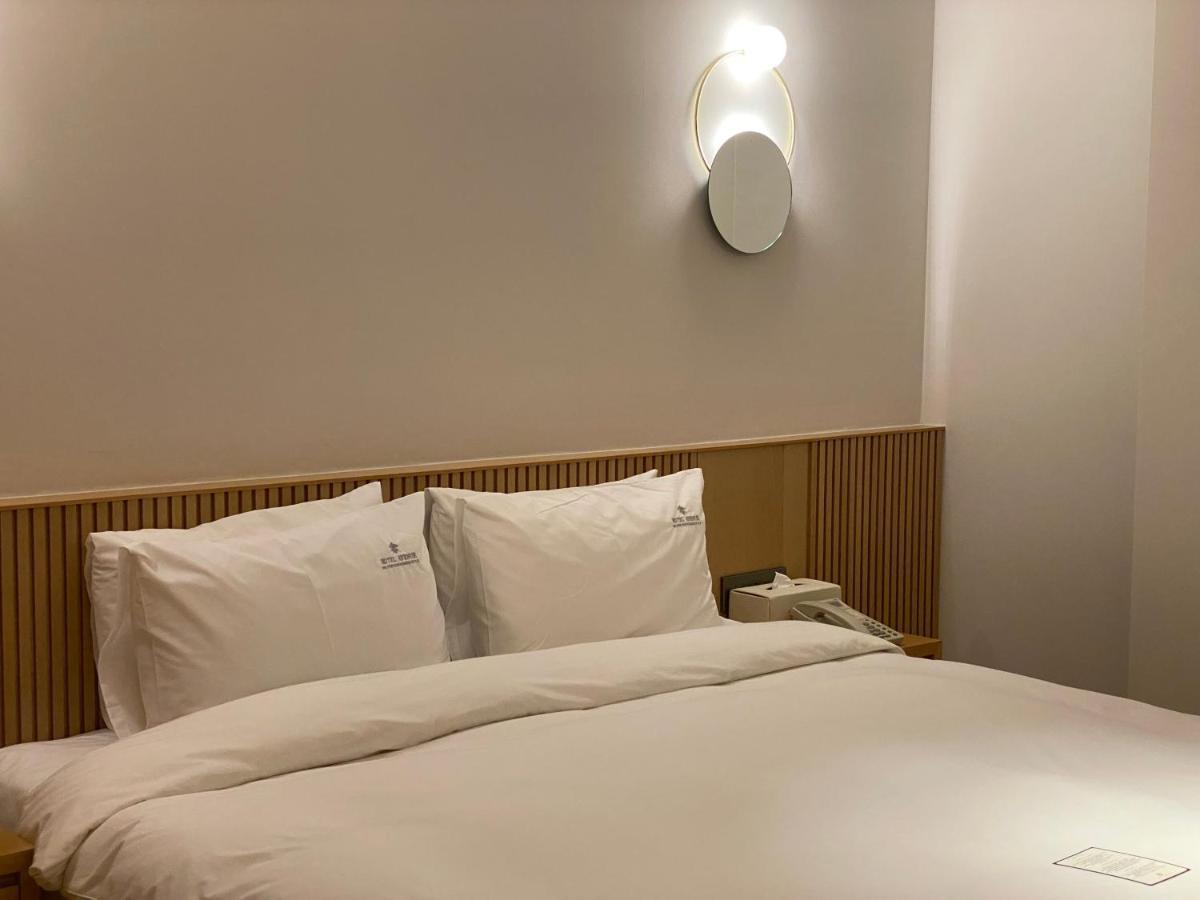 Hotel Avenue Changwon Exteriör bild