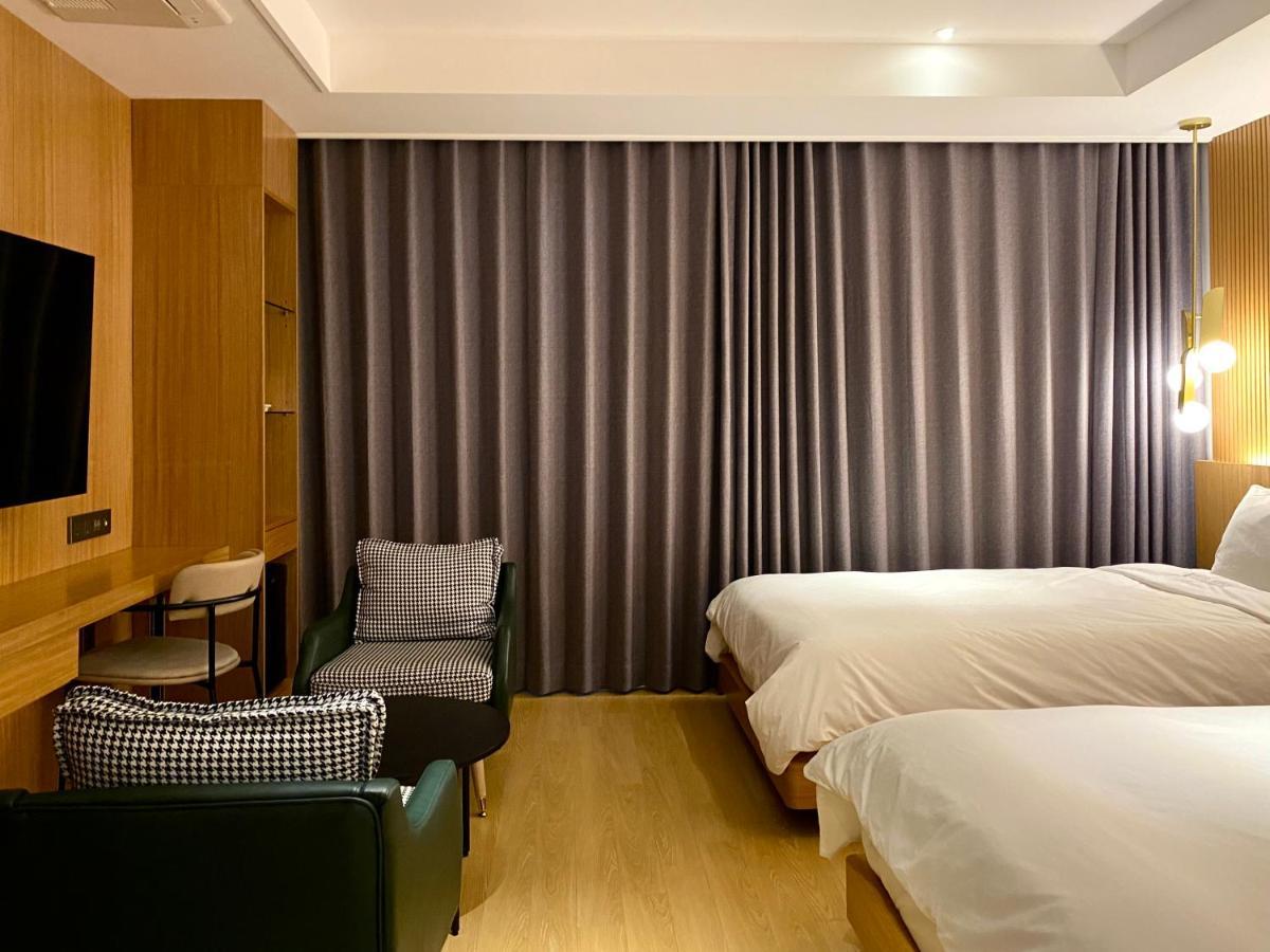 Hotel Avenue Changwon Exteriör bild