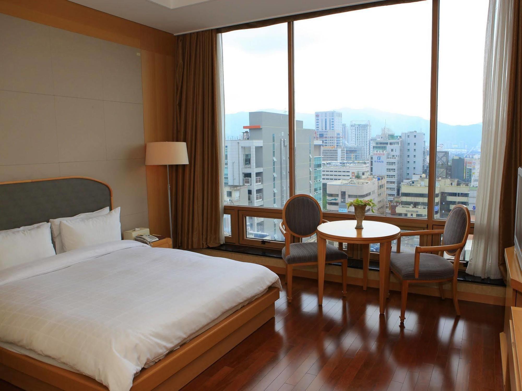 Hotel Avenue Changwon Exteriör bild
