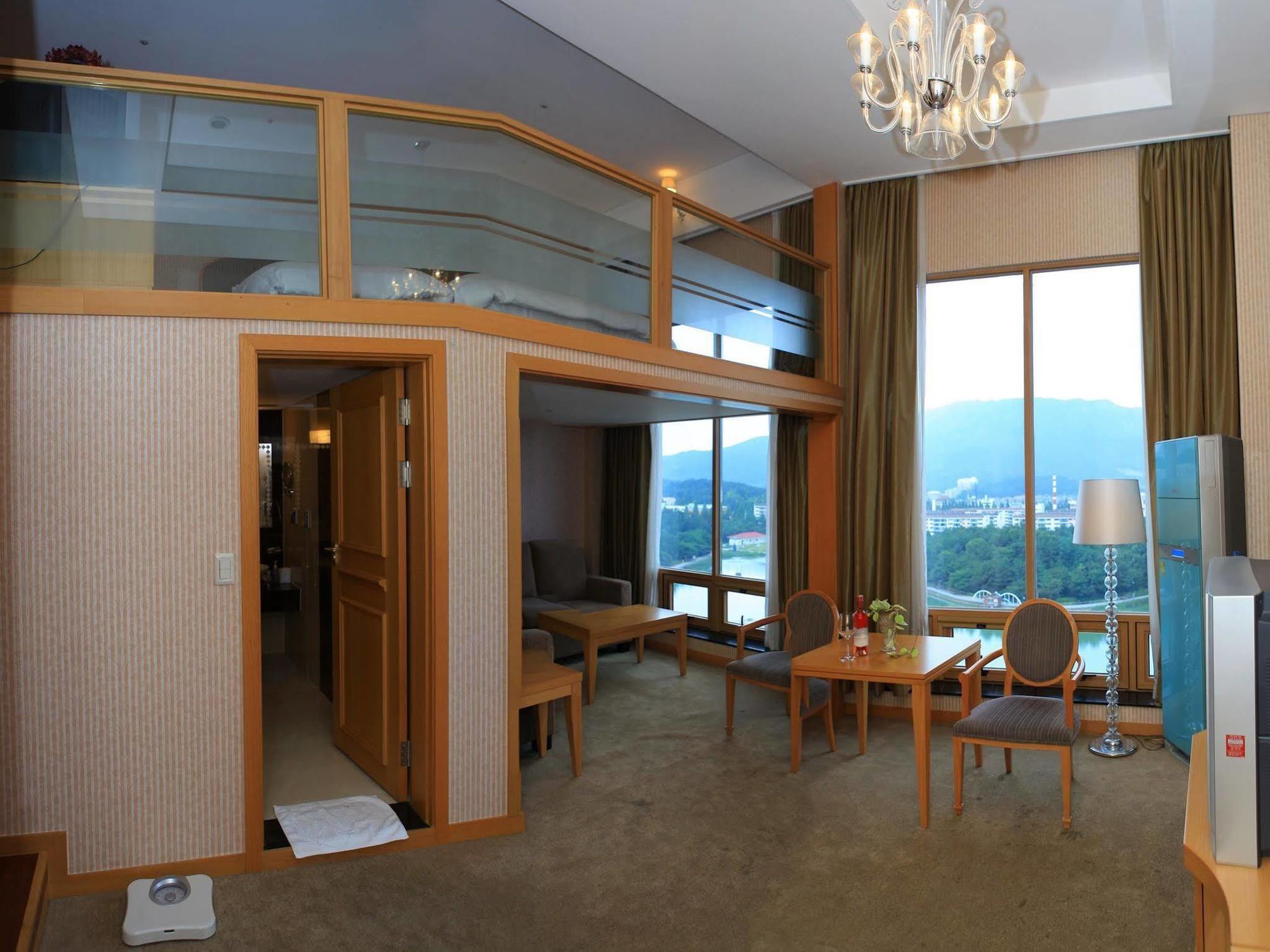 Hotel Avenue Changwon Exteriör bild