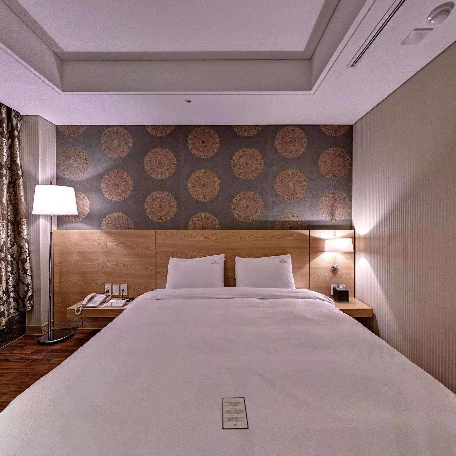 Hotel Avenue Changwon Exteriör bild