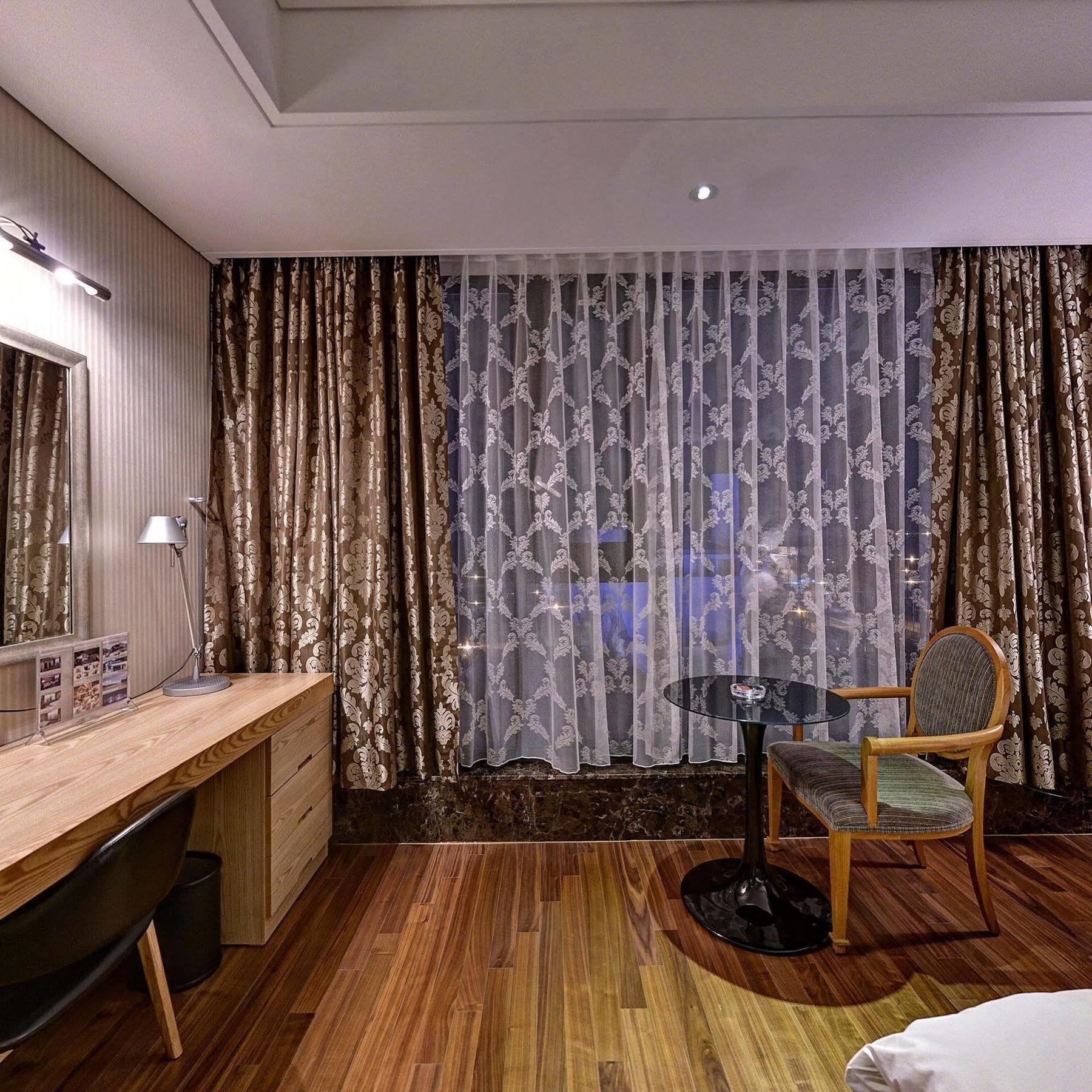 Hotel Avenue Changwon Exteriör bild
