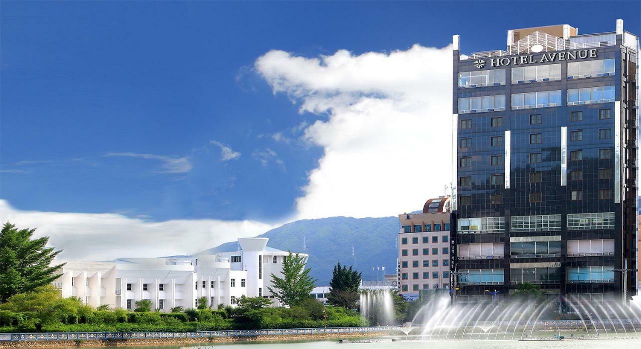 Hotel Avenue Changwon Exteriör bild