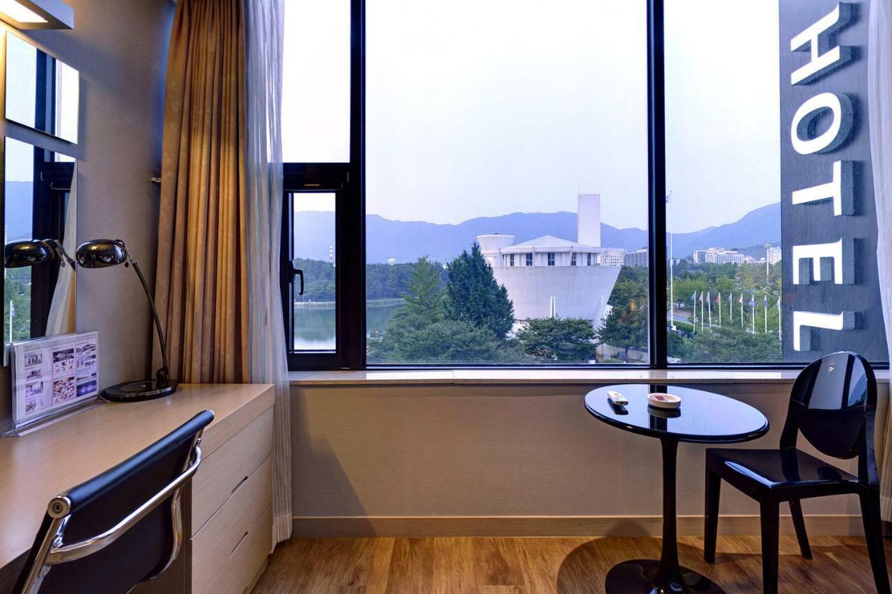 Hotel Avenue Changwon Exteriör bild