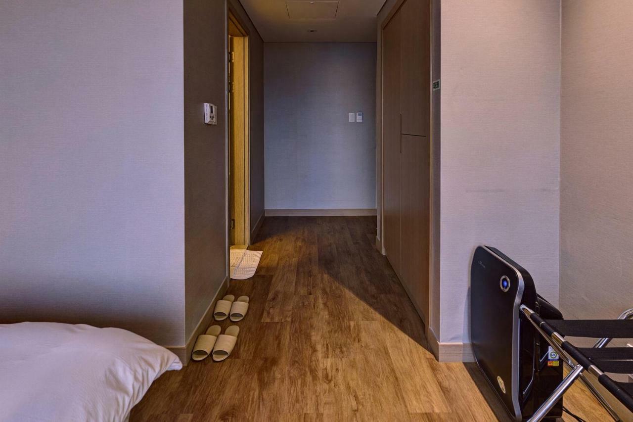 Hotel Avenue Changwon Exteriör bild
